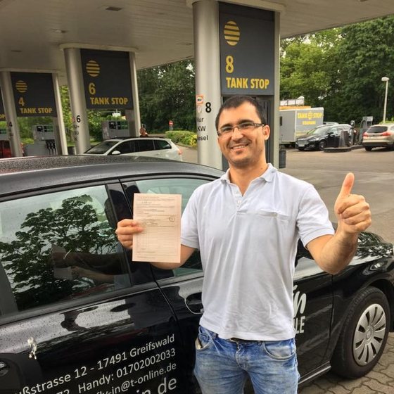 Fahrschüler mit Motorradausrüstung nach bestandener Prüfung
